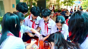 Học sinh vào bếp nấu ăn, pha chế sau khi học về Acetic Acid ở trường