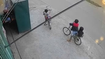 Mẹ mất liên lạc nhiều năm, 3 em nhỏ đạp xe 50km tìm cha