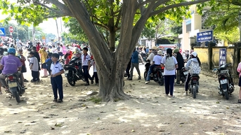 Huyện hỗ trợ đổ bê tông ngoài cổng Trường tiểu học Suối Tân