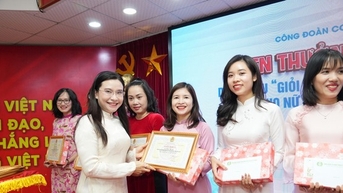 Hơn một nghìn nữ cán bộ 'Giỏi việc nước, đảm việc nhà' được tuyên dương dịp 8/3