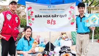 Sinh viên góp công làm hoa handmade, bán dịp 8-3 gây quỹ từ thiện