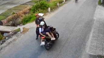Người đàn ông đi xe máy bị người lạ tấn công trên đường ở TPHCM
