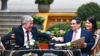 Hai Thủ tướng Việt Nam và Kyrgzystan thăm Nhà sàn, Ao cá Bác Hồ, uống cà phê