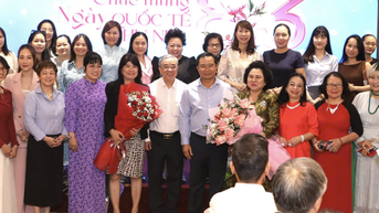 Chủ tịch UBND TP HCM ăn sáng, cà phê cùng doanh nhân ngày 8-3