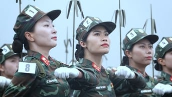Bóng hồng áo lính vượt nắng, thắng mưa 