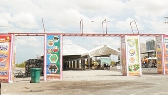 Tiểu thương bức xúc vì không xuống được hàng trước hội chợ 100 năm lễ hội nghinh ông Cà Mau