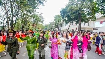Ngắm những 'bông hồng thép' thướt tha trong trang phục áo dài