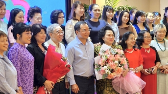 Chủ tịch UBND TP.HCM ăn sáng, cà phê với doanh nhân và tặng hoa các nữ doanh nhân ngày 8-3
