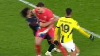 Cầu thủ bị đồng đội "hạ knock-out" ghê rợn trong ngày HLV Mourinho thảm bại
