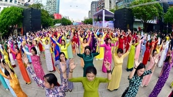 Cả ngàn người mặc cổ phục diễu hành trên đường phố TP.HCM nhân lễ hội áo dài