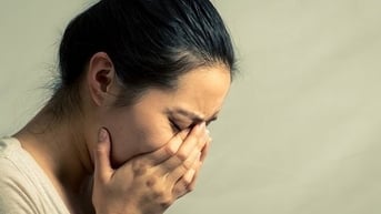 Ly hôn, người phụ nữ òa khóc tức tưởi không phải vì buồn mà vì mẹ đẻ nói 1 câu đau đến tận cùng