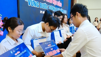 អាហារូបករណ៍ “ជំហានស្ថិរភាពសម្រាប់អនាគត” ជួយសិស្សានុសិស្សជួបការលំបាកនៅទីក្រុងហូជីមិញ ខិតខំដណ្តើមយកចំណេះដឹង