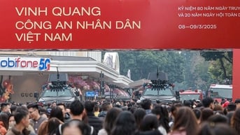 Dàn xe khí tài, xe bọc thép được Bộ Công an trưng bày trên hồ Hoàn Kiếm