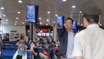 Say rượu, khách đi máy bay lao vào tấn công nhân viên an ninh hàng không
