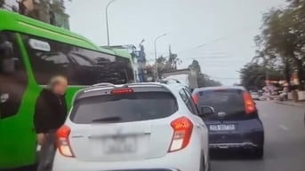 Nam thanh niên tóc vàng chặn xe ô tô, hành hung tài xế
