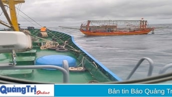 Hải đội dân quân thường trực tỉnh Quảng Trị cứu tàu cá mắc nạn trên biển đưa vào bờ an toàn