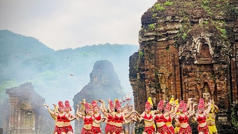 Điệu múa Chăm giữa Mỹ Sơn