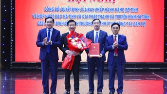 Công bố quyết định hợp nhất và công tác cán bộ Báo Hà Tĩnh
