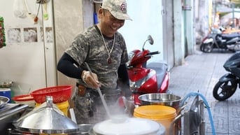 Tiệm bánh cuốn 40 năm ở TP HCM kín bàn, ngon nhờ cách làm nhân