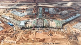 Khối lượng thực hiện gói thầu giao thông nội cảng và hạ tầng kỹ thuật đạt gần 2,4 ngàn tỷ đồng