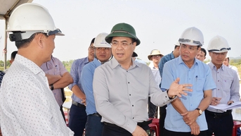 Chủ tịch UBND tỉnh Nguyễn Hoàng Giang kiểm tra một số dự án