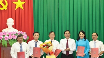 Thường trực Tỉnh uỷ trao các quyết định về công tác cán bộ