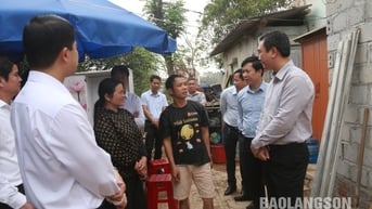 Đồng chí Phó Bí thư Tỉnh ủy kiểm tra tiến độ thực hiện chương trình xóa nhà tạm, nhà dột nát tại huyện Cao Lộc - Báo và Đài Phát thanh Truyền hình Lạng Sơn