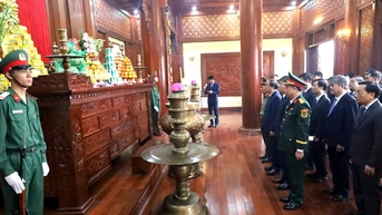 ថ្នាក់ដឹកនាំខេត្ត Yen Bai អុជធូបនៅទីបញ្ចុះសពលោកប្រធានហូជីមិញ ក្នុងឱកាសរំលឹកខួបនៃការបង្កើតខេត្ត Yen Bai។