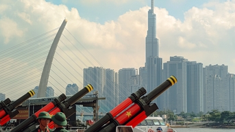 Người dân hào hứng check in trận địa pháo bên Bến Bạch Đằng