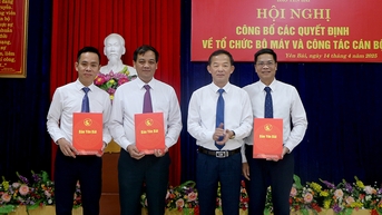 កាសែត Yen Bai ប្រកាសអំពីការសម្រេចចិត្តលើរចនាសម្ព័ន្ធអង្គភាព និងការងារបុគ្គលិក