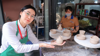 យុវជន​ចិន​ធ្វើ​គ្រឿង​ស្មូន​នៅ​បាត់ដំបង