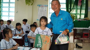 Thầy giáo hàng chục năm bền bỉ giúp học sinh nghèo