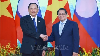 Thủ tướng Phạm Minh Chính gặp Thủ tướng Lào Sonexay Siphandone nhân Hội nghị thượng đỉnh P4G