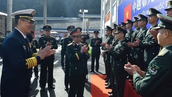 Bộ trưởng Quốc Phòng Việt Nam và Trung Quốc tham quan cửa khẩu thông minh tại Hữu Nghị Quan