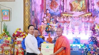 Bí thư Tỉnh ủy- Trần Tiến Dũng chúc Tết Chol Chnam Thmay tại chùa Hạnh Phúc Tăng