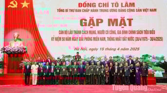 Đồng chí Bí thư Tỉnh ủy Hà Thị Nga và đại biểu người có công tỉnh Tuyên Quang tham dự buổi gặp mặt người có công tiêu biểu khu vực miền Bắc