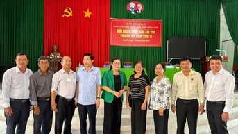 Đoàn Đại biểu Quốc hội đơn vị tỉnh Vĩnh Long tiếp xúc cử tri huyện Tam Bình 
