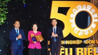 Vinamilk được vinh danh là doanh nghiệp tiêu biểu của TP.HCM nhân kỷ niệm 50 năm thống nhất đất nước