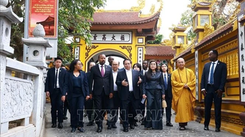 Thủ tướng Phạm Minh Chính và Thủ tướng Ethiopia tham quan chùa Trấn Quốc