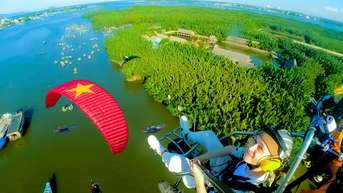 Lần đầu có tour bay dù lượn ngắm phố cổ Hội An từ không trung