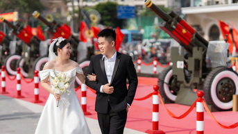 Cặp đôi chụp ảnh cưới trước dàn đại bác kỷ niệm 50 năm đất nước thống nhất