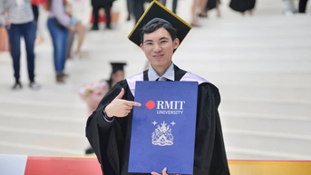Hành trình từ nhân viên trại gà đến tân cử nhân Đại học RMIT của nam sinh Hà Nội