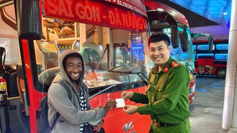 Du khách Mỹ 'cháy túi' không thể về nước, đến công an phường nhờ giúp và cái kết ấm lòng