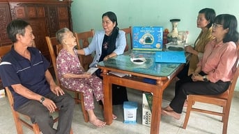 Hội Liên hiệp phụ nữ tỉnh Gia Lai thăm các Mẹ Việt Nam anh hùng và người có công với cách mạng