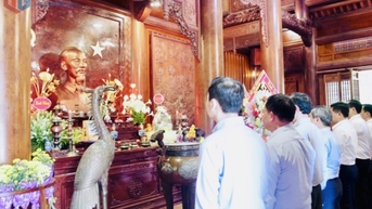 Đoàn đại biểu tỉnh Quảng Ninh dâng hương tại các "địa chỉ đỏ" ở Nghệ An, Hà Tĩnh và Quảng Bình