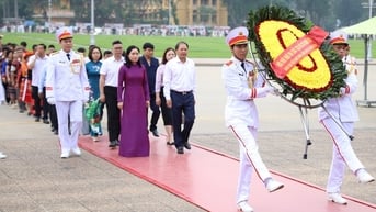 Đoàn đại biểu đồng bào các dân tộc báo công, viếng Lăng Chủ tịch Hồ Chí Minh