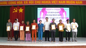 Moc Hoa ប្រគល់ផ្ទះ Great Unity