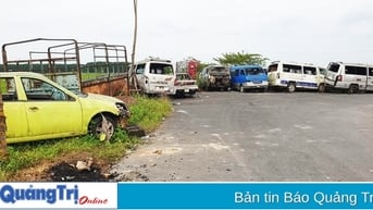 Ô tô phế liệu tập kết thành bãi gây mất mỹ quan, an toàn đô thị