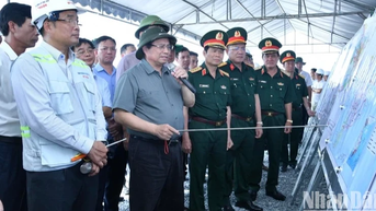 Thủ tướng Phạm Minh Chính đi thị sát tuyến cao tốc Cần Thơ-Cà Mau