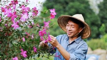 Việt Hoàn U60 hạnh phúc sau ly hôn vợ kém 18 tuổi, phủ nhận là đại gia bất động sản